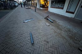 Automobilist maakt stuurfout met flinke gevolgen in winkelstraat Haarlem