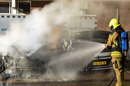 Auto`s door brand verwoest aan Bertha von Suttnerstraat in Haarlem