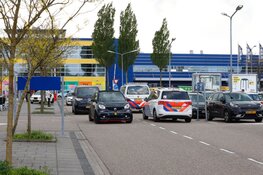 Verdachte aangehouden en veel politie bij Ikea in Haarlem na melding mishandeling