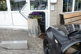 Auto rijdt tegen lunchroom na ongeluk in Haarlem