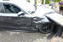 Auto rijdt tegen lunchroom na ongeluk in Haarlem