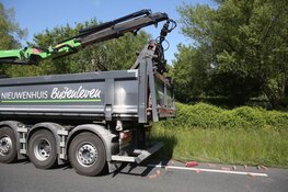 Vrachtwagen rijdt tegen spoorviaduct in Haarlem