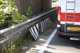 Vrachtwagen rijdt tegen spoorviaduct in Haarlem