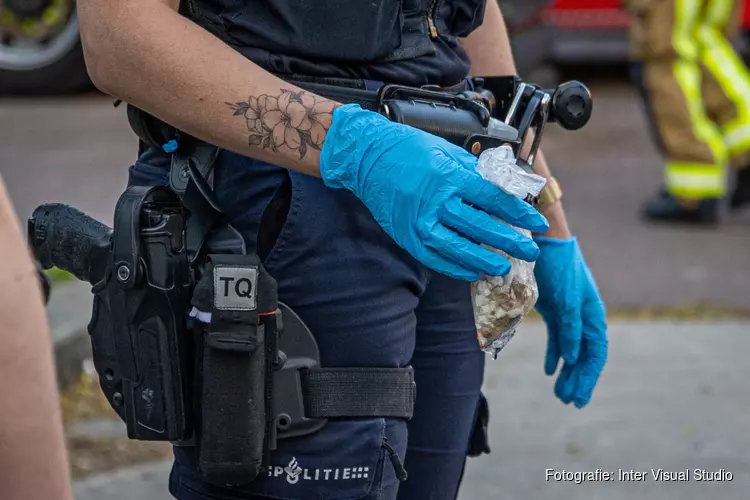 Man gooit drugs te water en wordt aangehouden