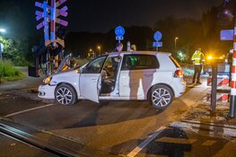 Automobiliste rijdt tegen spoorwegovergang in Halfweg