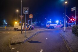 Automobiliste rijdt tegen spoorwegovergang in Halfweg