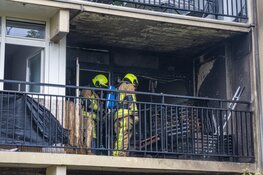 Forse schade door brand op balkon van flat in Haarlem