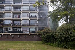 Forse schade door brand op balkon van flat in Haarlem
