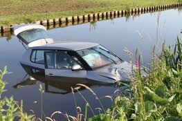 Auto te water in Haarlem, omstander springt er achteraan