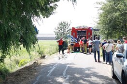 Scootmobielbestuurster op het droge getrokken door omstanders