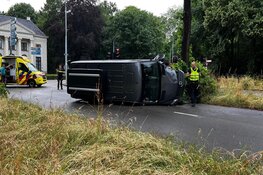 Bestelbus op zijn kant in Haarlem