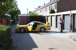 Motor Porsche vliegt in brand in Beverwijk