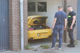 Motor Porsche vliegt in brand in Beverwijk