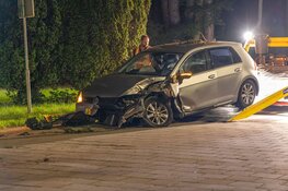 Auto tegen boom gereden in Aerdenhout
