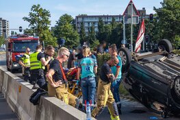 Auto met vijf inzittenden op de kop in Haarlem
