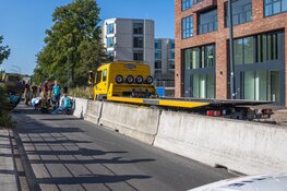 Auto met vijf inzittenden op de kop in Haarlem