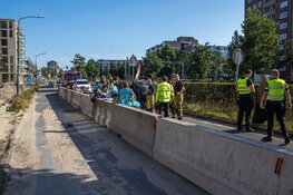 Auto met vijf inzittenden op de kop in Haarlem