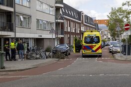 Fietser onderuit op de Uit den Bosstraat in Haarlem