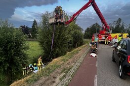 Auto crasht in Velserbroek, bestuurder uit voertuig geslingerd