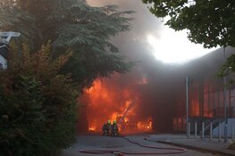 Grote brand bij Albert Heijn aan Soendaplein in Haarlem, rook in wijde omgeving te zien