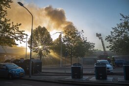 Grote brand bij Albert Heijn aan Soendaplein in Haarlem, rook in wijde omgeving te zien