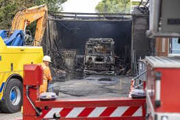 Uitgebrande vrachtwagen uit Albert Heijn Haarlem getrokken na zeer grote brand