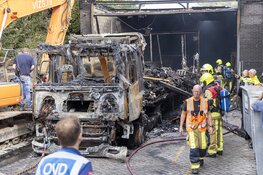 Uitgebrande vrachtwagen uit Albert Heijn Haarlem getrokken na zeer grote brand
