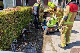 Vrouw vast in fietsenrek na ongeluk met scootmobiel in Heemskerk
