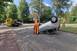 Automobilist ondersteboven bij ongeluk in Castricum