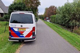 Handrem vergeten, auto rolt sloot in