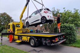 Handrem vergeten, auto rolt sloot in