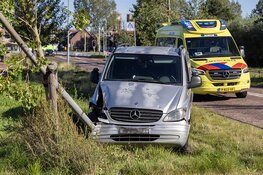 Busje raakt van de weg en rijdt lantaarnpaal omver in Haarlem