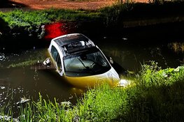 Auto rolt te water na vergeten handrem