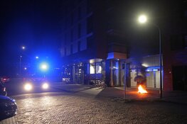 Bewoner weet brandende accu van jetboard snel naar buiten te gooien