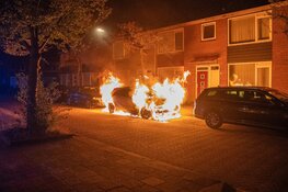 Auto door brand verwoest in Haarlemse Rousseaustraat