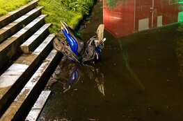 Scooterrijder rijdt te water in park in Haarlem