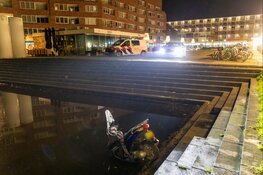 Scooterrijder rijdt te water in park in Haarlem