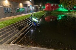 Scooterrijder rijdt te water in park in Haarlem