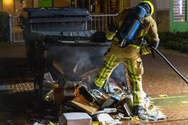Papiercontainer in brand bij buurthuis IJmuiden