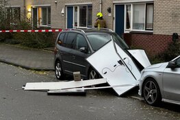 Storm rukt zonnepanelen van dak in Haarlem
