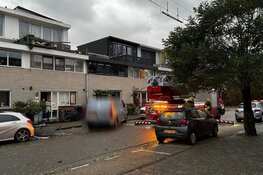 Storm rukt zonnepanelen van dak in Haarlem