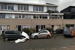 Storm rukt zonnepanelen van dak in Haarlem