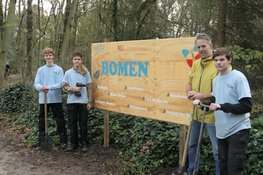 Skills VMBO plaatst bord voor Meer Bomen Nu