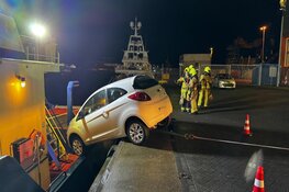 Handrem vergeten, auto bijna te water op kade in IJmuiden