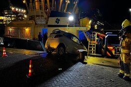Handrem vergeten, auto bijna te water op kade in IJmuiden