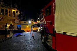 Handrem vergeten, auto bijna te water op kade in IJmuiden