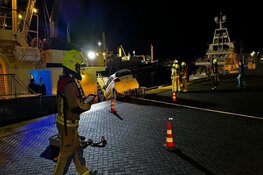 Handrem vergeten, auto bijna te water op kade in IJmuiden
