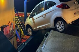 Handrem vergeten, auto bijna te water op kade in IJmuiden