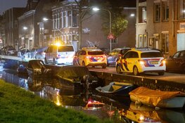 Auto ondersteboven te water in Haarlem