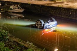 Auto ondersteboven te water in Haarlem